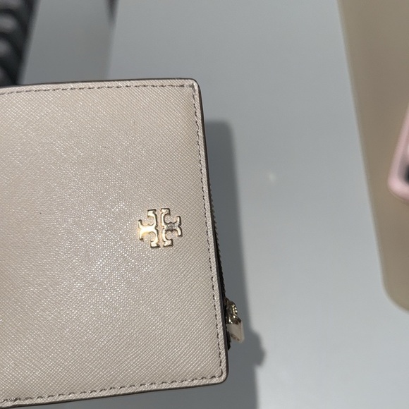 Tory Burch Beige Wallet with Gold Logo - Picture 7 of 8